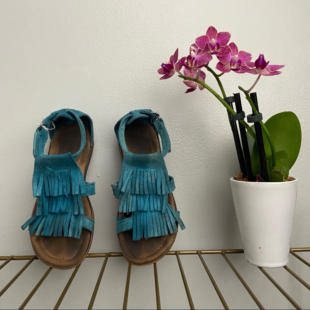 Minnetonka Moccasin fringe sandals